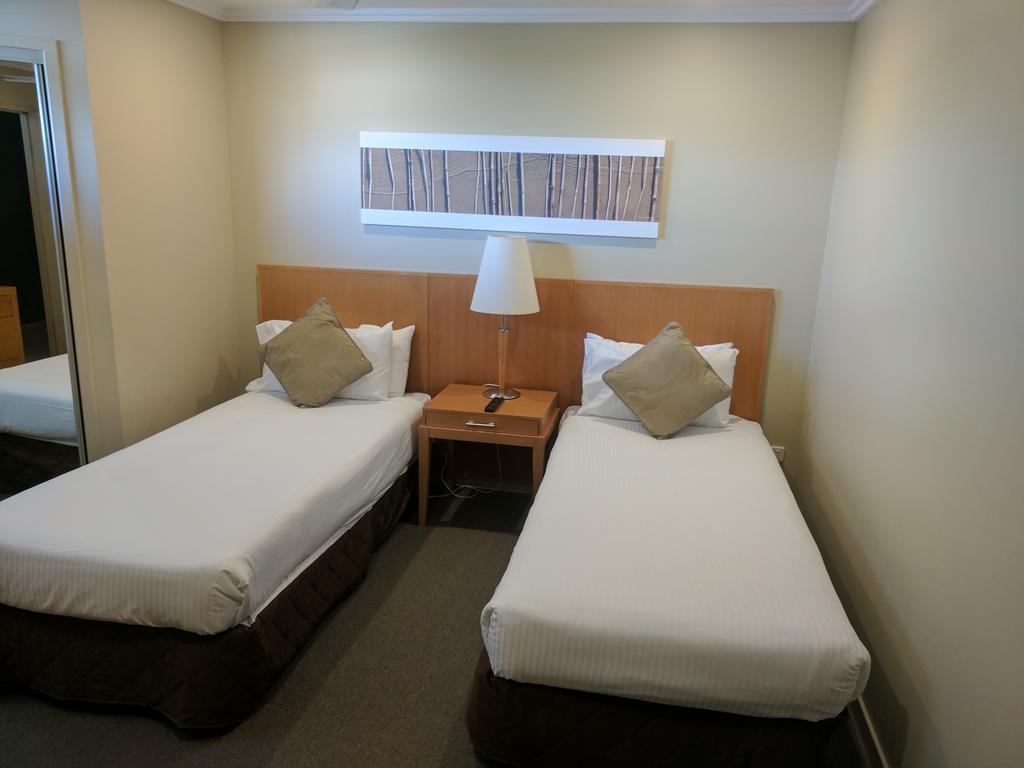 Pier Resort Urangan Exterior photo